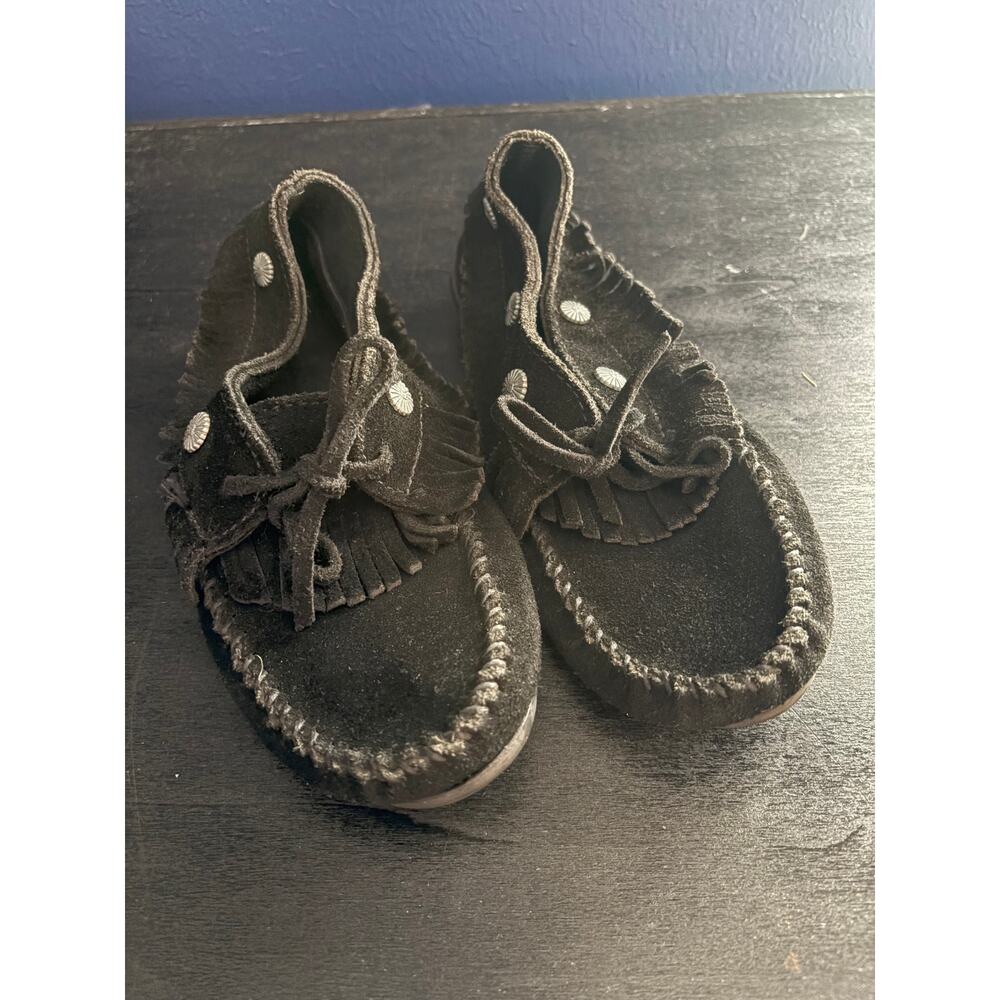 Minnetonka Black Suede Fringe Moccasins – Silver Conchos – Size 7 – EUC